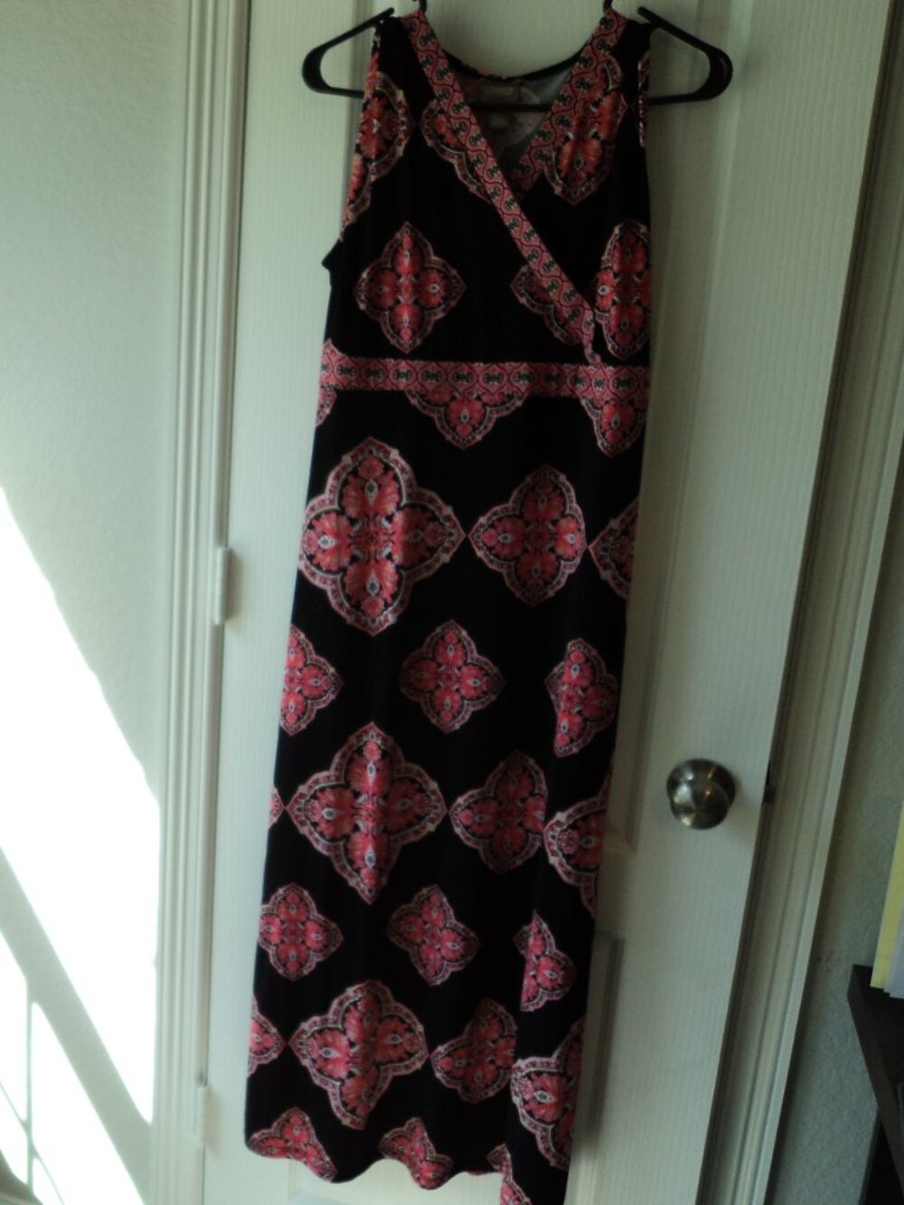 Women's Black Sleeveless V-Neck Dress Patterned